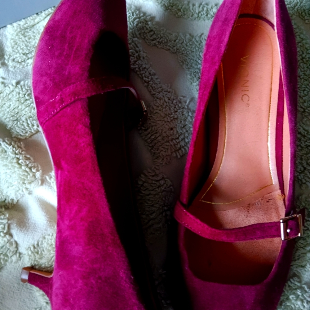 Ladies Vionic size 9  color  Color Wine